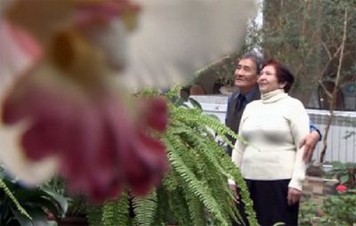 Кино про историю любви пожилой семейной пары показали в доме ветеранов в алматы