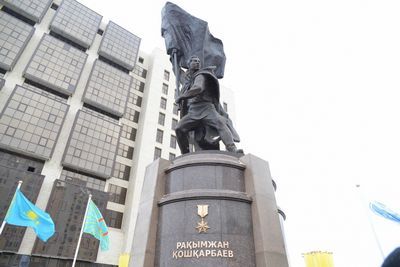 В астане открыли памятник рахымжану кошкарбаеву