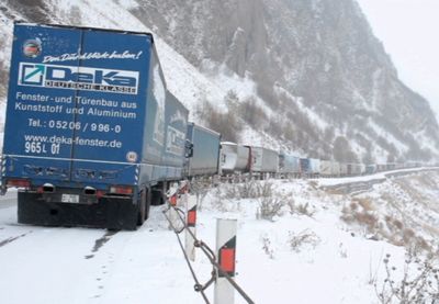 В грузии из-за обильного снегопада перекрыта дорога, связывающая закавказье с россией